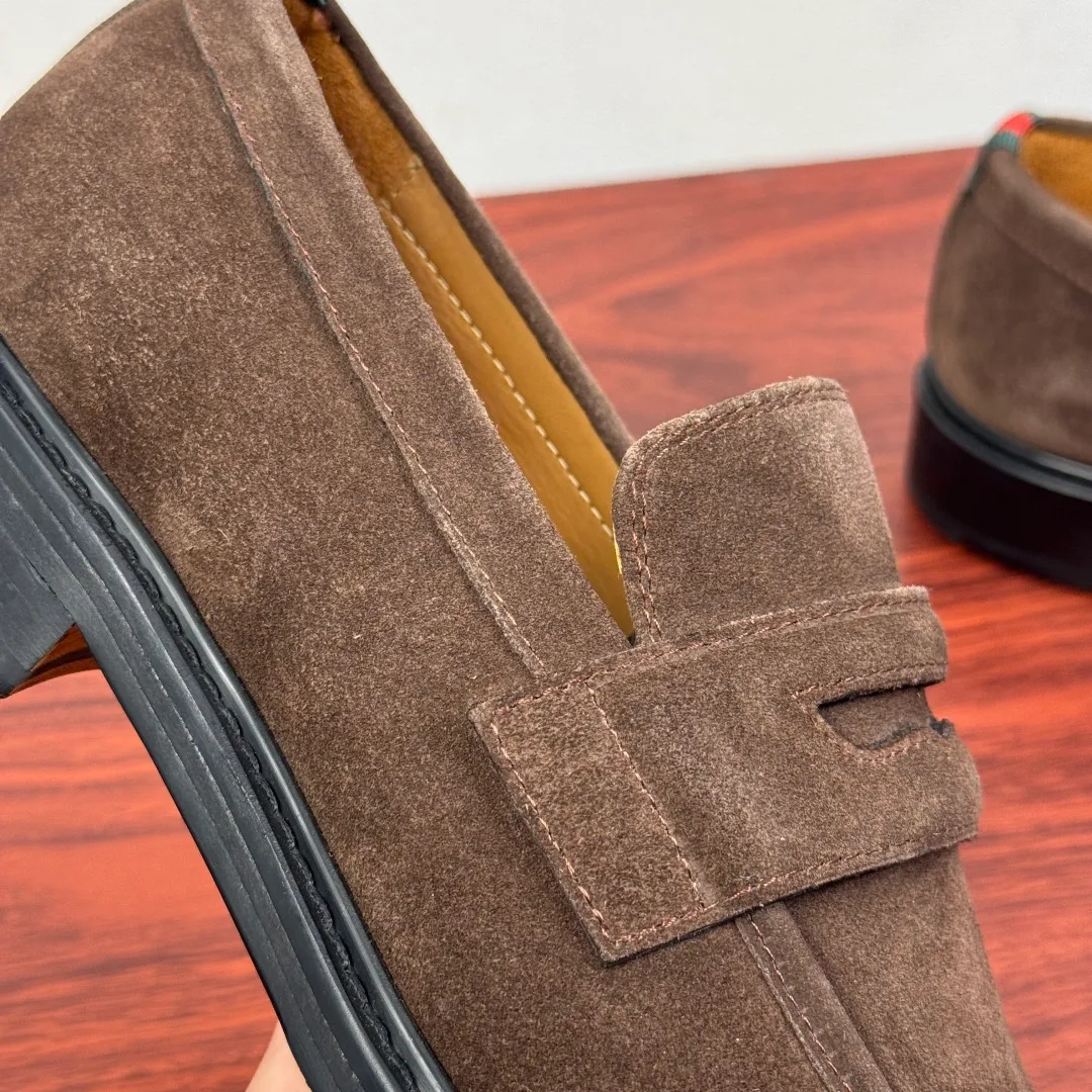 Batch 980 Gucci/Gucci new men's solid color leather loafers! These elegant loafers are crafted from soft suede calfskin and are available in two styles. The upper is decorated with genuine leather buckles, adding low-key and unique logo pattern elements. Simple style design. Classic European and American last style. Standard style. Red and green webbing decoration on the heel embellishes brand style details. Select high-quality leather, look at the details for textured workmanship, dyed calfskin lining, uniform and delicate pores, soft and comfortable. Thickened leather outsole, composite rubber bottom sheet at the heel, excellent foot comfort, wear-resistant and non-slip, the first choice for light luxury, versatile for footwear, and comes with a full set of packaging! Size: 39-40-41-42-43-44 leather shoe size (38.45.46 can be customized) Item number: 812168 Suede coffee color